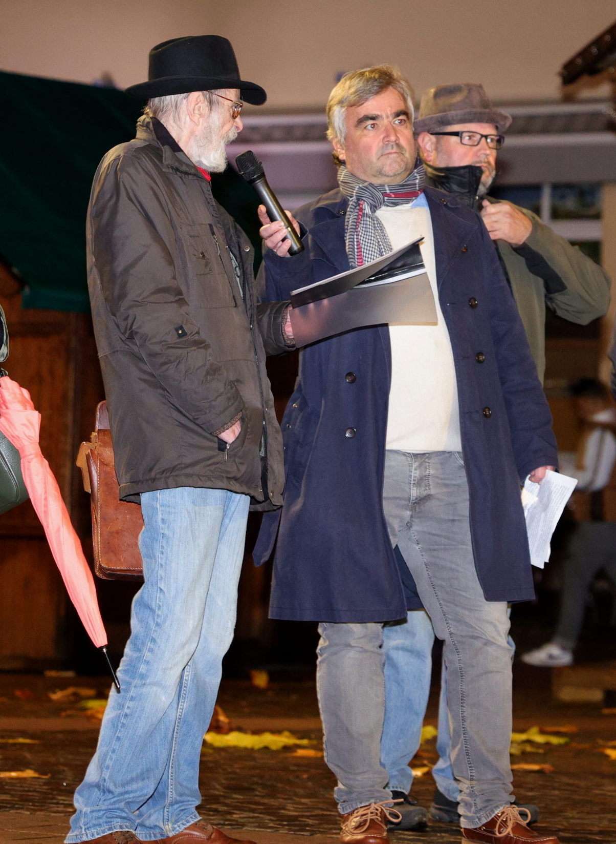 Mitglieder der Stolpersteine verlesen Augenzeugenberichte der Novemberpogrome 1938 in Rastatt