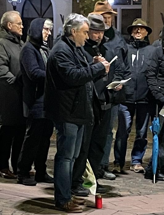 Mitglieder der Stolpersteine Rastatt verlesen einen Bericht zu den Geschehnissen der Reichspogromnacht in Rastatt.